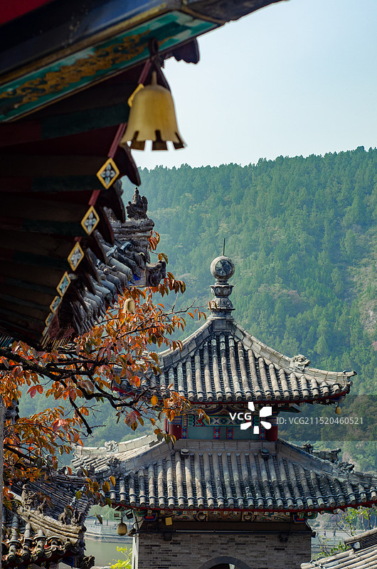 河南洛阳龙门石窟：香山寺的钟鼓楼和秋叶图片素材