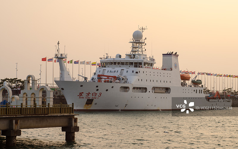 停泊在奥帆中心的东方红3号科考船图片素材