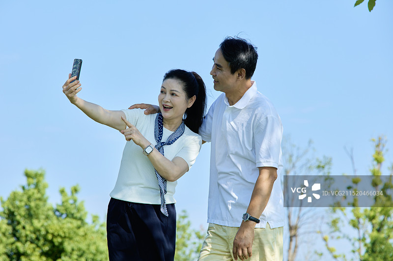 相互拍摄照片的老年夫妻图片素材