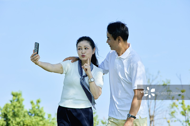 相互拍摄照片的老年夫妻图片素材