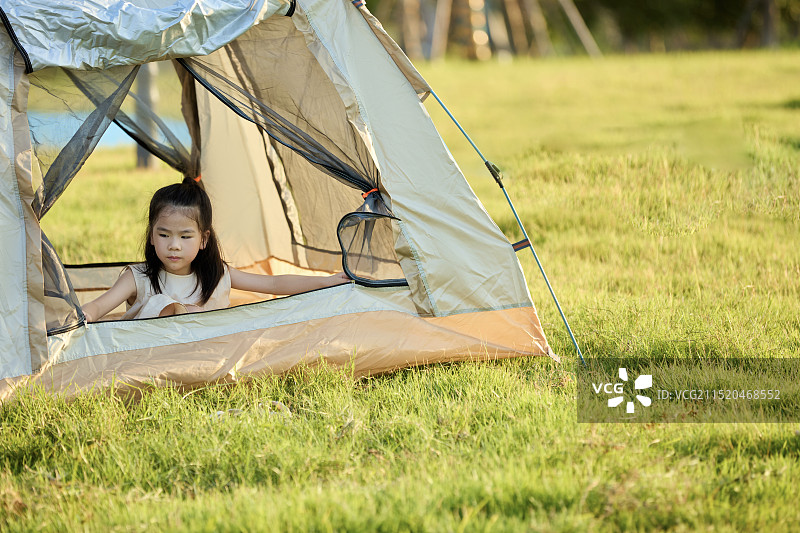 坐在帐篷里的小女孩图片素材
