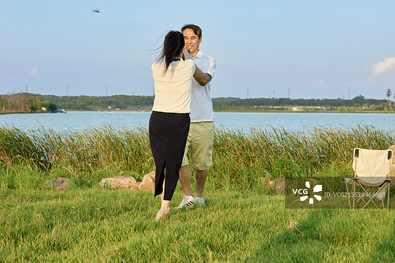 夕阳下跳舞的两个老年人图片素材