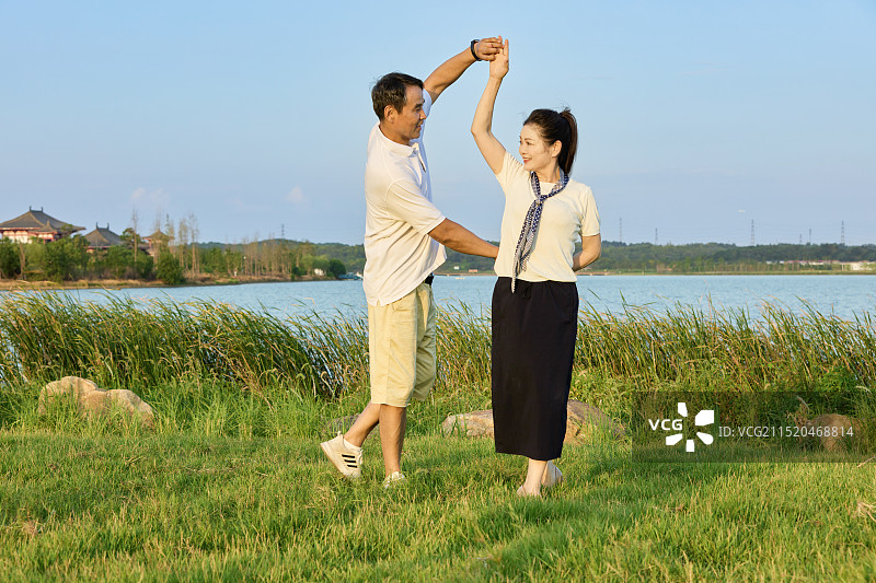 夕阳下跳舞的两个老年人图片素材