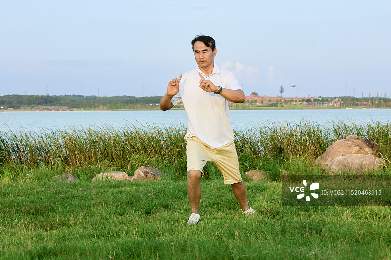 在湖边打太极拳的老年男人图片素材
