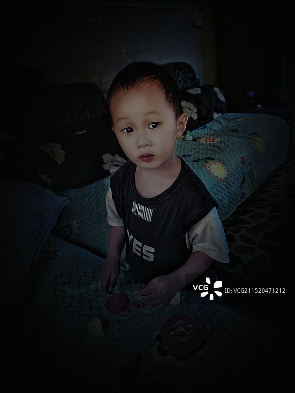 可爱男孩坐在家里的画像图片素材