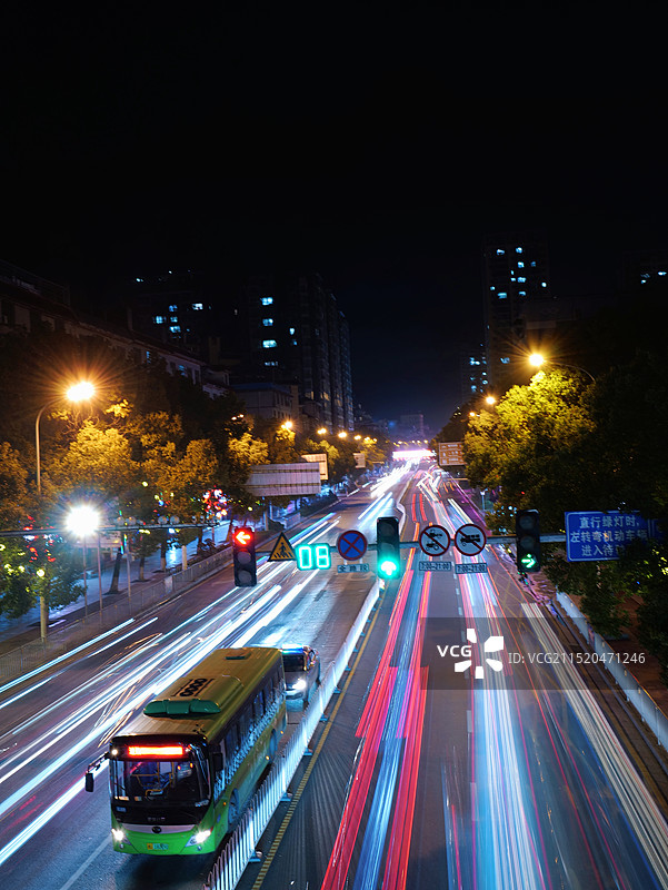 城市有公交车停留的车轨延时摄影图片素材