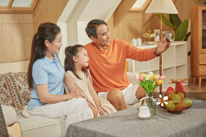 爷爷给三人拍摄全家福图片素材
