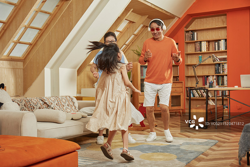 祖孙三人一起蹦迪跳舞图片素材