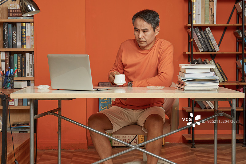 坐在书桌前的老年男性图片素材