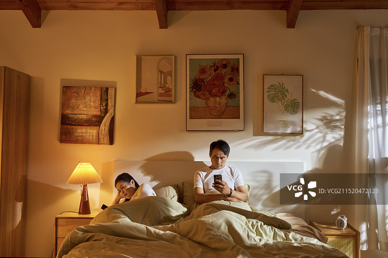 躺在床上睡觉的两个老年人图片素材