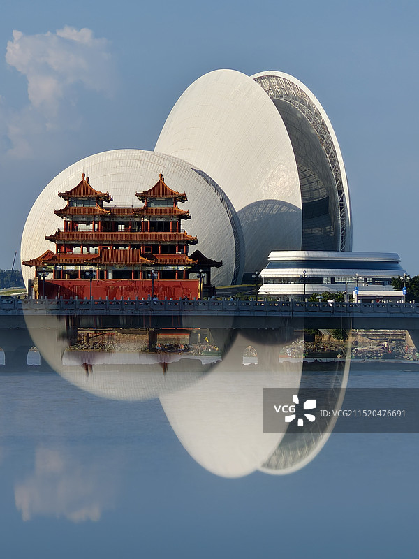 珠海大剧院日月贝名亭楼地标建筑与倒影图片素材