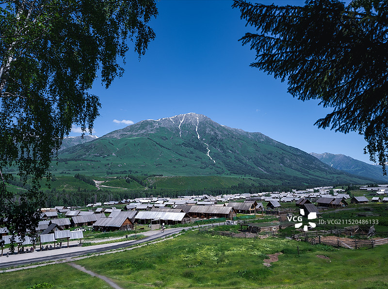 塞白克特山下的禾木图片素材