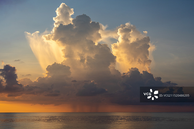 海上夕阳下金色降雨云图片素材