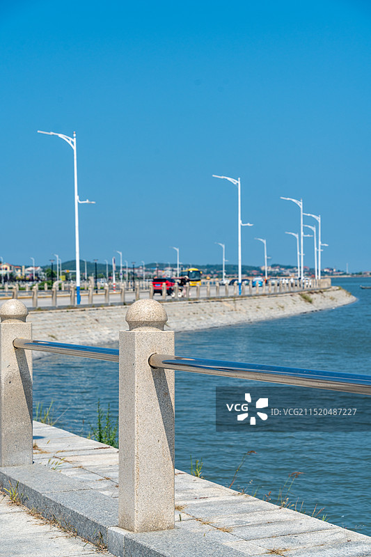 山东烟台 蓝天下的海边码头图片素材