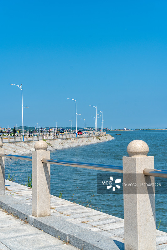 山东烟台 蓝天下的海边码头图片素材