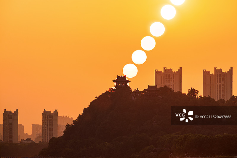 北固楼悬日图片素材