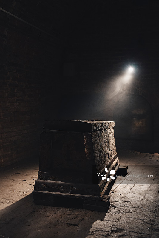 山东邹城明鲁王墓 戈妃墓室棺材图片素材