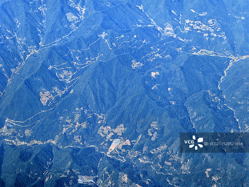 鸟瞰祖国壮丽山川在高空透过飞机窗口手机拍摄图片素材