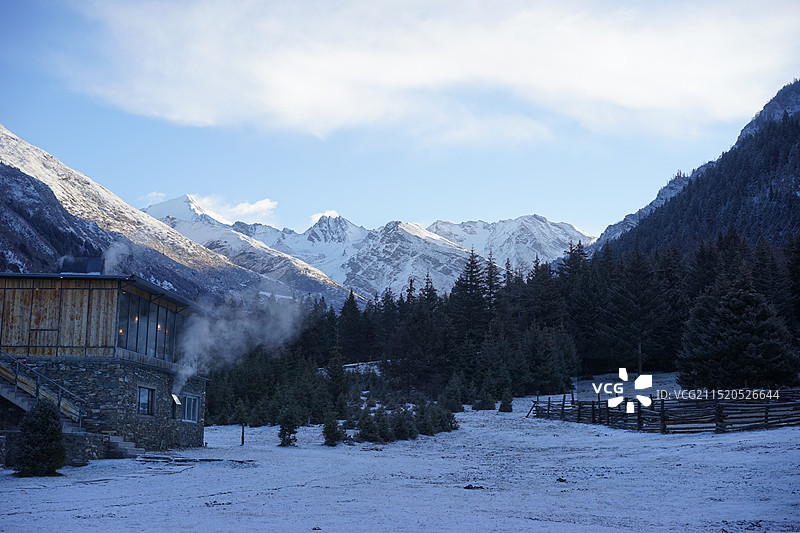 阿坝州松潘雪宝顶雪山雪景村寨图片素材