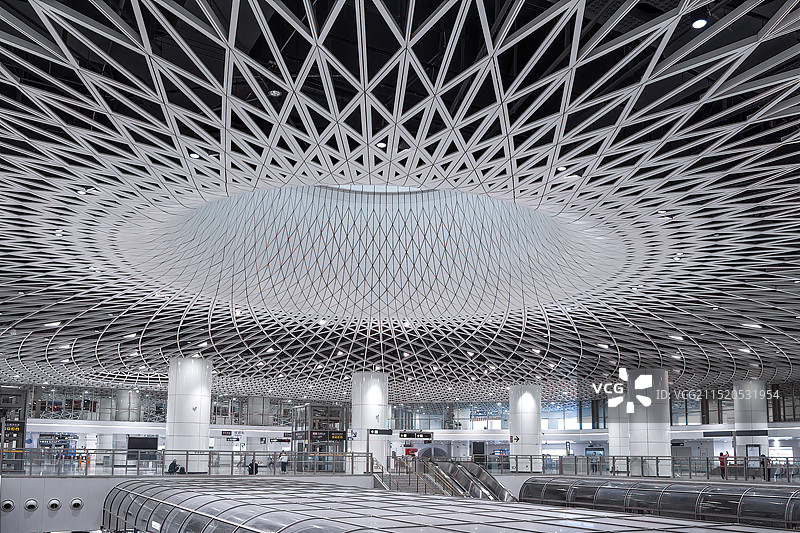 深圳岗厦北现代化地铁站的圆形天窗设计图片素材