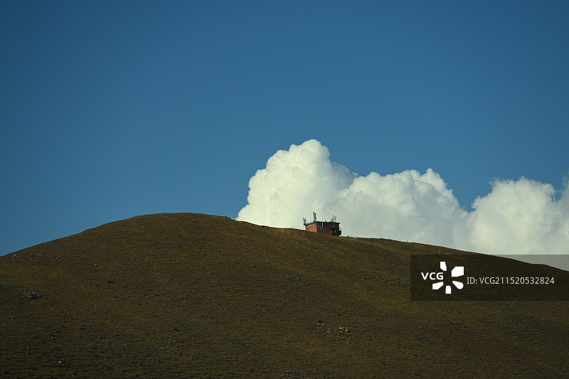 内蒙古深秋金黄色大草原和牛羊马图片素材