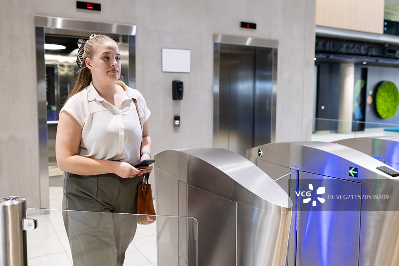 进入办公大楼：女子使用门禁卡图片素材