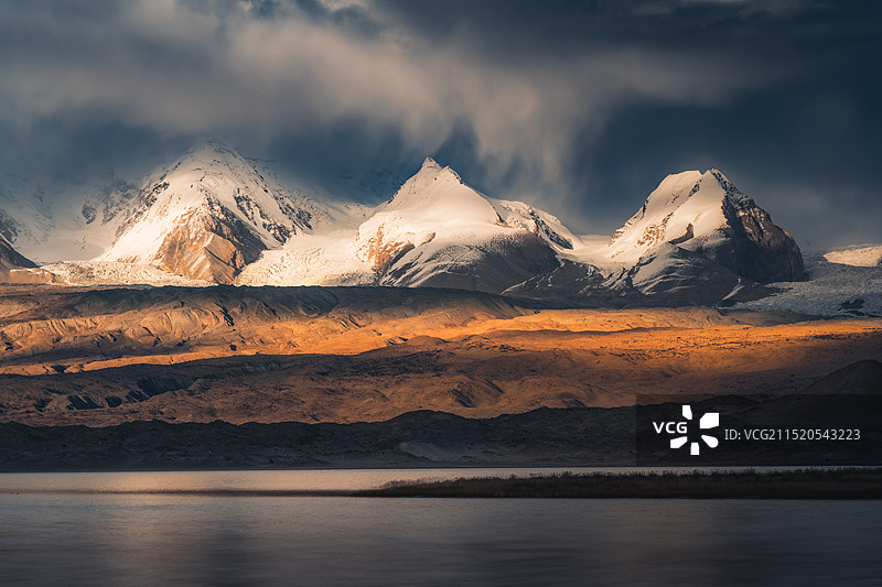 喀拉库勒湖上旁的雪山图片素材