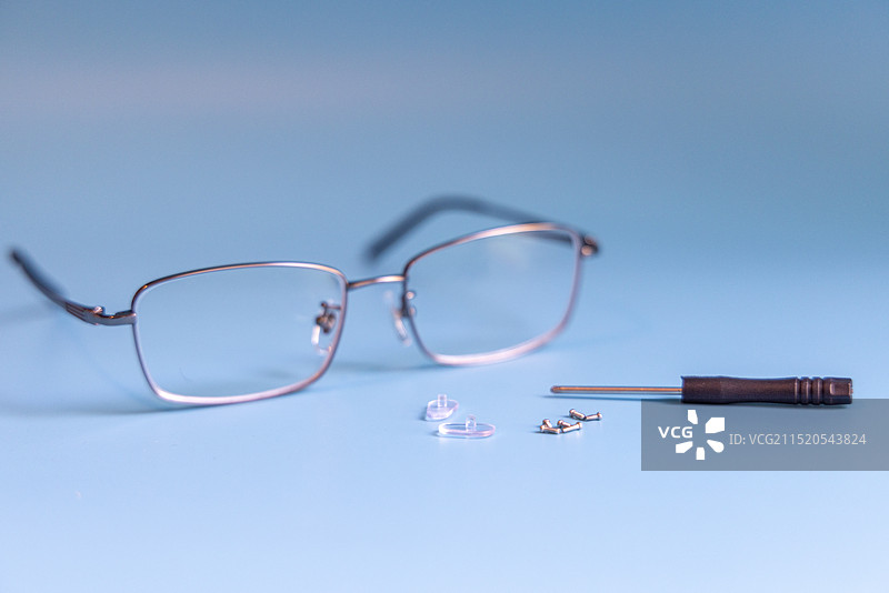 维修更换眼镜的鼻托 螺丝 工具图片素材