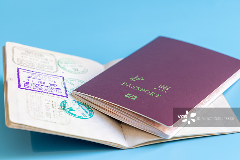 出入境旅行用的护照与出入境新加坡的出入境章图片素材