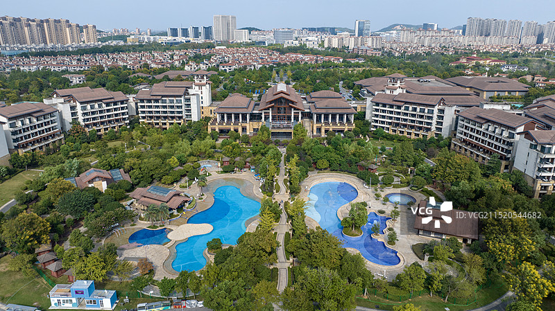 30度俯拍武汉光谷希尔顿酒店图片素材