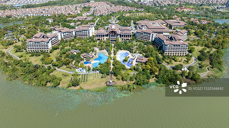 30度俯拍武汉光谷希尔顿酒店全景图片素材