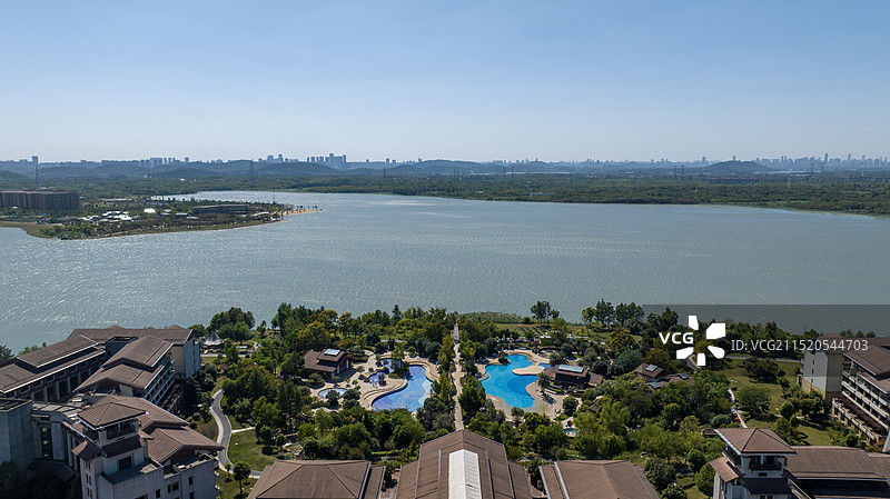 30度俯拍武汉光谷希尔顿酒店看向严西湖图片素材