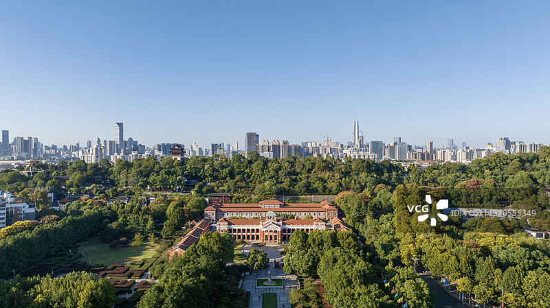 武汉辛亥革命博物院北区+武汉天际线图片素材