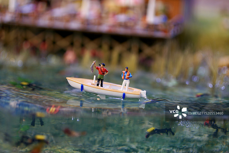 微缩世界下在湖上划独木舟的人微距摄影图片素材