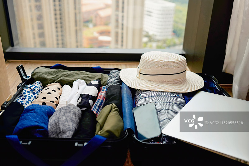 包装时尚的行李箱，适合旅行探险图片素材