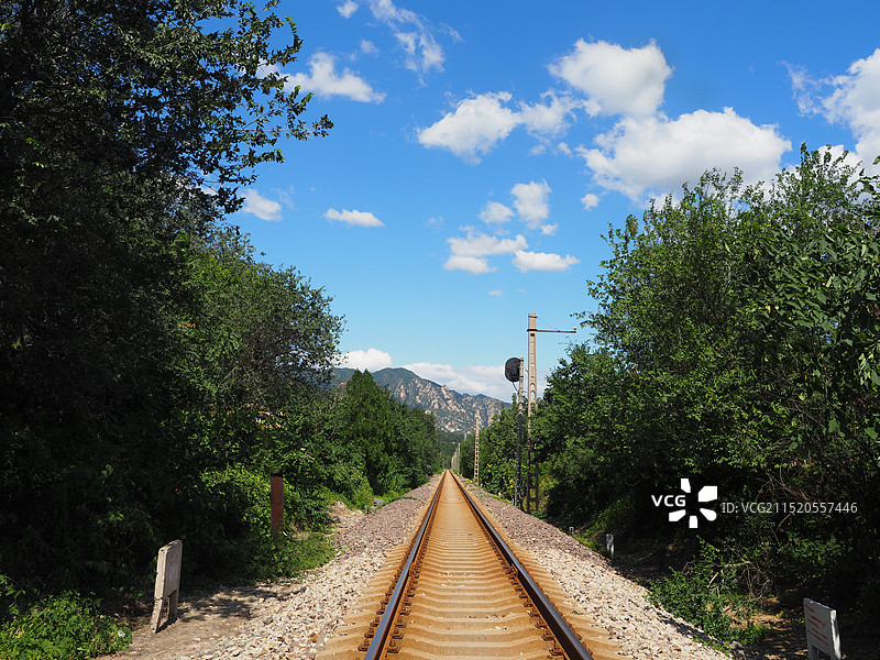 空旷的铁轨映衬着天空图片素材