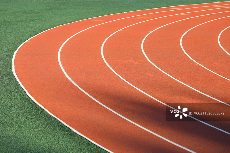 弯曲的校园塑胶跑道图片素材