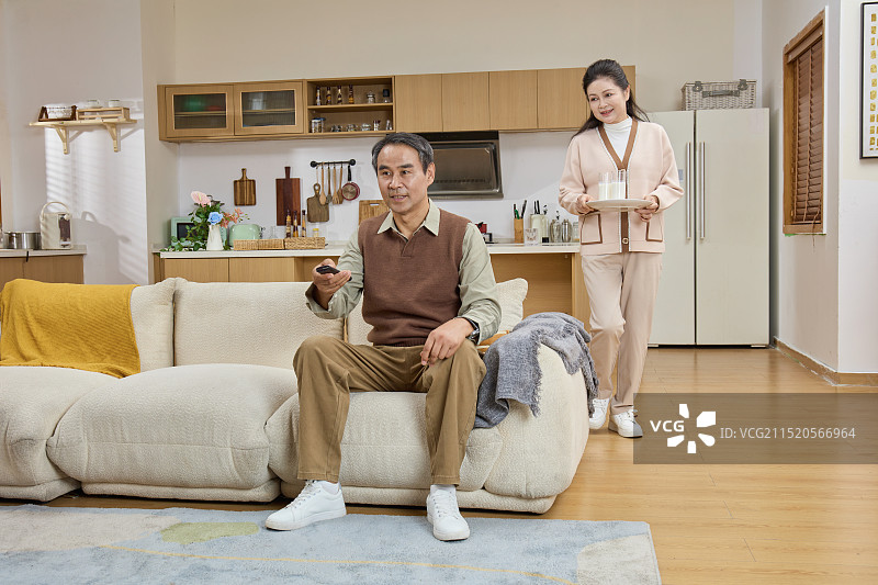 给伴侣喝牛奶的老年女性图片素材