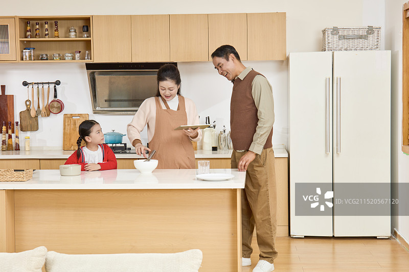 祖孙三人在厨房一起准备膳食图片素材