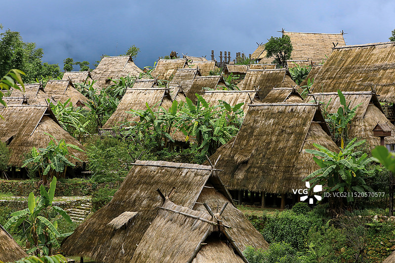 中国西南地区一个少数民族山寨内，全是茅草搭建的房屋图片素材