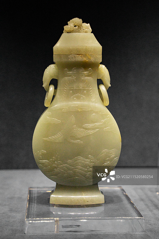 清 白玉雁纹象耳盖瓶图片素材