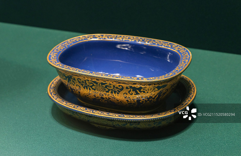 蓝釉金彩双凤宝磬纹椭圆式带托花盆 清·乾隆 南京博物院特展馆盛世华彩展图片素材
