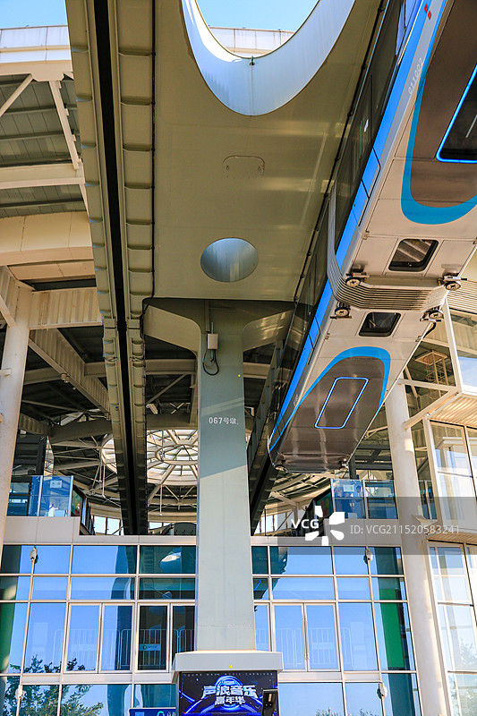 行驶中的武汉光谷空轨光子号空中有轨列车图片素材