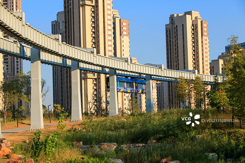 行驶中的武汉光谷空轨光子号空中有轨列车图片素材