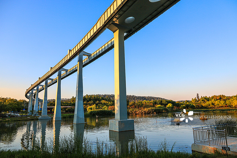 武汉光谷空轨光子号空中有轨电车天桥轨道图片素材