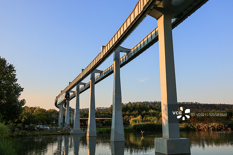 武汉光谷空轨光子号空中有轨电车天桥轨道图片素材
