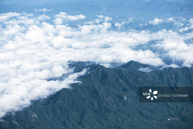高空俯瞰北京的高山和云海图片素材