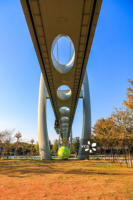 武汉光谷空轨轨道打卡点武汉网球公开赛巨型网球图片素材