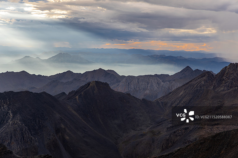 四川岷山山脉雪宝顶山区日落丁达尔光图片素材