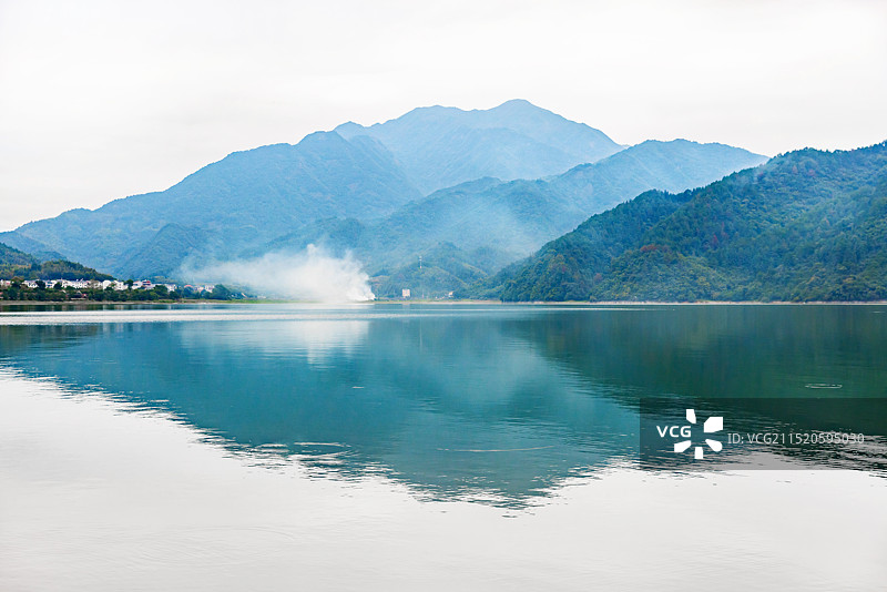 群山下的湖泊村庄图片素材